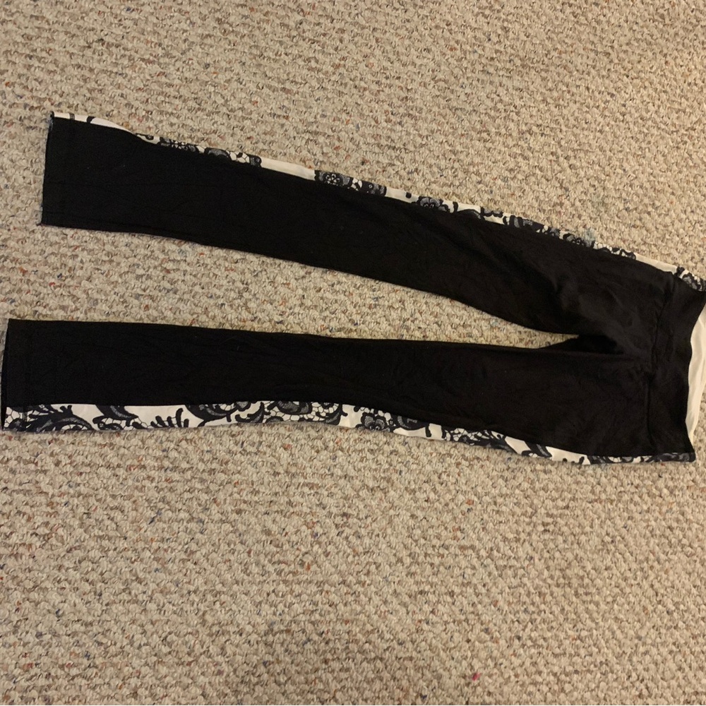 Lululemon - Black and White Patterned leggings